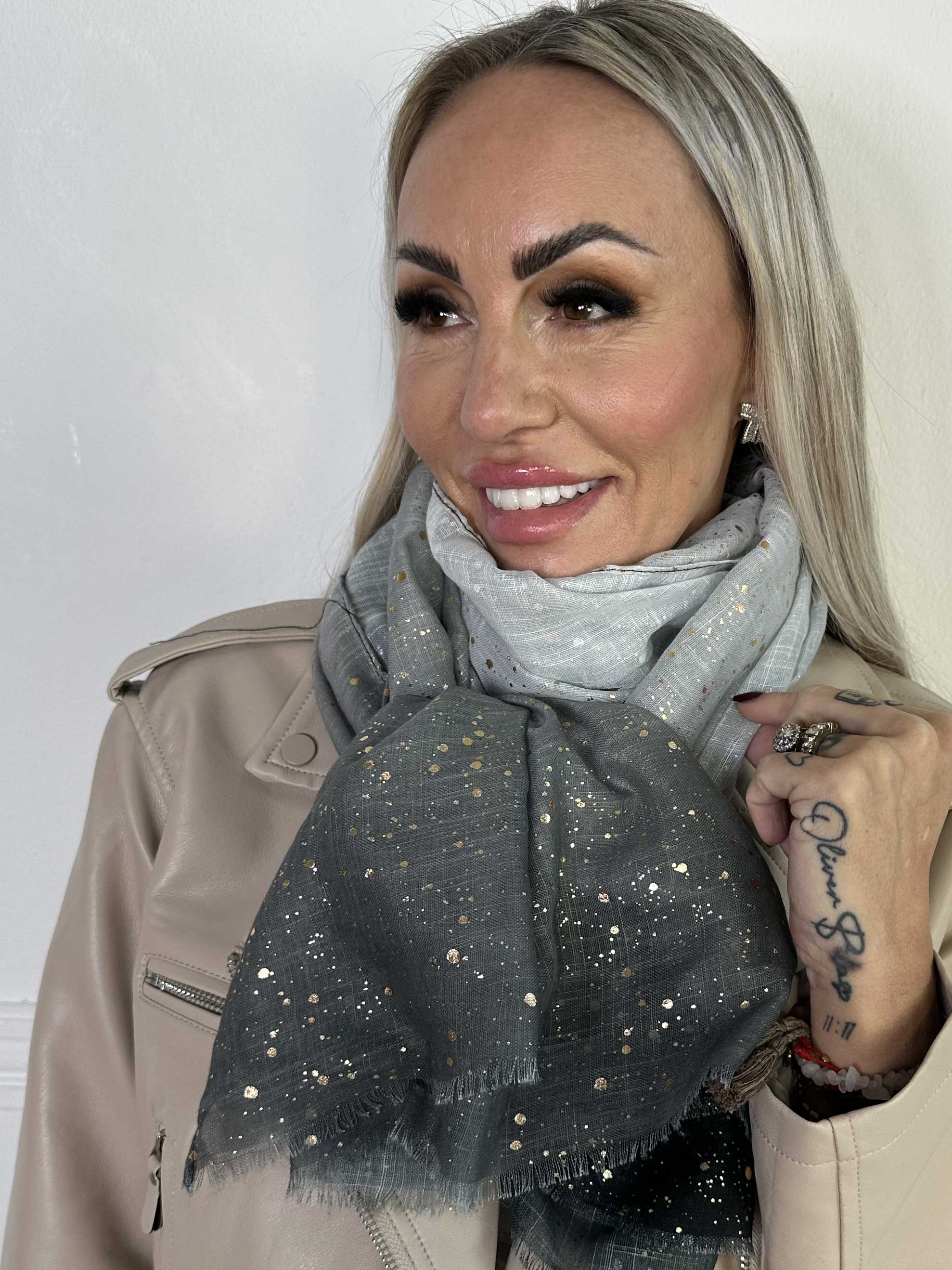 Eliza - Lätt scarf med gulddetaljer